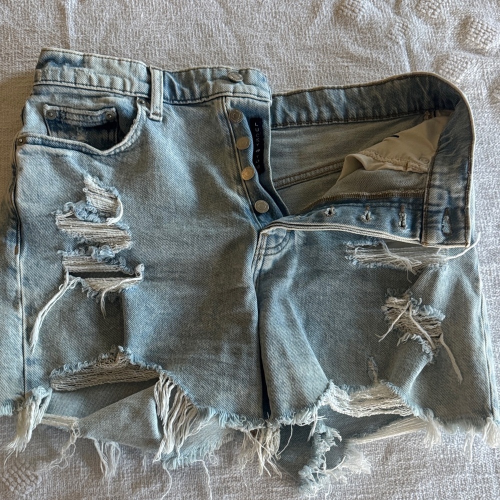 Lucky Brand button fly Jean shorts/ SZ 6/28
Waist 15”
Inseam 4”